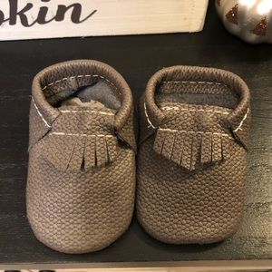 Freshly Picked infant sz: 1 textured gray mocc